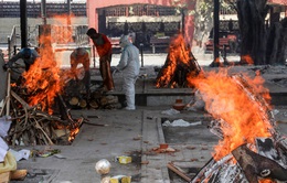 Đài hóa thân quá tải, Ấn Độ hỏa thiêu nạn nhân COVID-19 ngoài trời