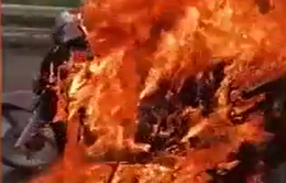 Xe máy SH cháy trơ khung trên cầu Nhật Tân