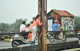 Vượt rào, chụp ảnh trên đường ray cầu Long Biên: Đổi nguy hiểm thật để lấy tấm hình "sống ảo" liệu có đáng?