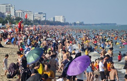 Sầm Sơn "đảo chiều": Du khách ùn ùn đổ về, bãi biển ken đặc người