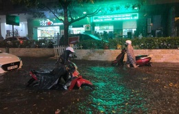 Hà Nội: Nhiều phố ngập nặng vì mưa lớn, người dân chật vật trên đường