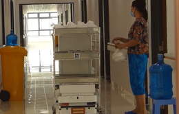 Bệnh viện Bạch Mai cơ sở 2 ứng dụng robot hỗ trợ người bệnh trong khu vực cách ly