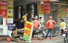 Hà Nội: Hàng quán dừng bán tại chỗ, lượng shipper tăng vọt
