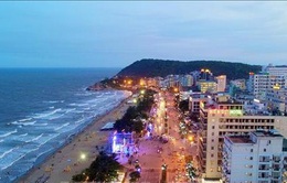 Ngày đầu nghỉ lễ 30/4-1/5: Lượng du khách đổ về các bãi biển ở Thanh Hóa tăng cao