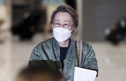 Youn Yuh Jung đã về Hàn Quốc sau chiến thắng tại Oscar, không tổ chức họp báo