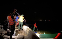 Chìm tàu cá do va chạm với sà lan, một thuyền viên bị thương nặng