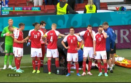 UEFA EURO 2020: Eriksen bất ngờ đổ gục nằm sân, các bác sĩ cấp cứu tại chỗ