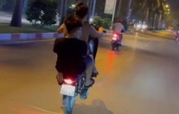 Phạt 2 thanh niên không đội mũ bảo hiểm, bốc đầu xe máy