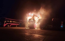 Nhiều xe khách bất ngờ bốc cháy trong bến xe tại Đắk Lắk