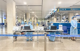 TP. Hồ Chí Minh lấy mẫu xét nghiệm tại sân bay Tân Sơn Nhất đối với hành khách nhập cảnh trong ngày đầu tiên năm 2022