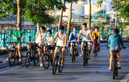 Phớt lờ lệnh cấm, người dân Thủ đô vẫn vô tư đạp xe, tập thể dục như không hề có dịch