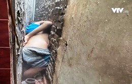 Đục tường giải cứu bé trai 13 tuổi mắc kẹt trong khe tường hẹp