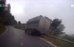 Xe tải suýt gặp nạn do vượt ẩu trong khúc cua gấp