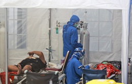 Bệnh viện quá tải, bệnh nhân COVID-19 ở Indonesia tử vong vì thiếu oxy