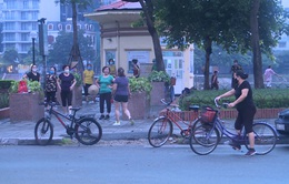 Nhiều người dân Hà Nội vẫn tập thể dục từ tờ mờ sớm bất chấp lệnh cấm