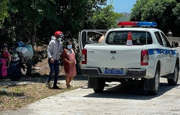 Thai phụ nghi mắc COVID-19 chuyển dạ giữa đường, được CSGT chở đi sinh