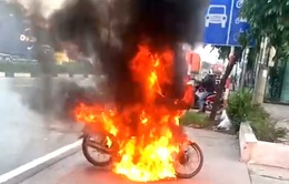 Thanh niên châm lửa đốt xe khi bị lập biên bản vi phạm giãn cách