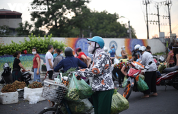 Hà Nội: Bất chấp giãn cách, tiểu thương bán hàng tràn lan ra đường