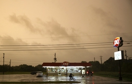 Bão Nicholas mang theo mưa lớn đổ bộ vào vùng ven biển Texas, Louisiana