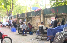 Người dân Hà Nội xếp hàng cắt tóc, nhiều hàng quán dè dặt mở cửa