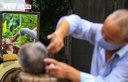 "Ngày hội cắt tóc" Hà Nội: Từ phòng điều hòa tới vỉa hè, thợ cắt tóc đều... mỏi tay