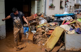 Lũ lụt hoành hành tại Tây Ban Nha, đường phố Alcanar biến thành sông