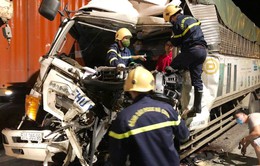 Giải cứu tài xế mắc kẹt trong cabin xe tải sau tai nạn giao thông