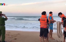 Phú Yên: 2 học sinh bị sóng biển cuốn mất tích