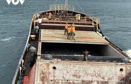 Tàu chở hơn 2.300 tấn ximăng bị thủng đáy trên biển Cù Lao Chàm