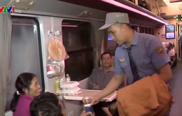 Tàu SE8 tạm dừng tại Ga Huế, hành khách được phục vụ miễn phí thức ăn, nước uống