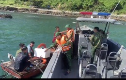 Cứu 3 ngư dân trên tàu bị đắm ở vùng biển Cô Tô, Quảng Ninh