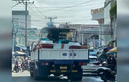 Xe tải làm đứt đường dây điện ở Phú Quốc