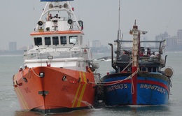 Đưa 13 thuyền viên và tàu cá Bình Định gặp nạn trên biển về bờ an toàn