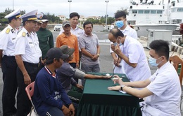 Đưa 4 ngư dân Bình Định bị nạn ở Trường Sa vào bờ an toàn