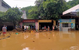 Nhà cửa ngổn ngang bùn đất sau lũ quét ở Kỳ Sơn