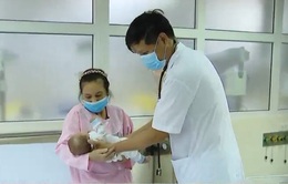 Lần đầu tiên Việt Nam nuôi sống thành công cặp song sinh nặng 0,5kg