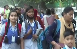 Ô nhiễm không khí giảm bớt, trẻ em Ấn Độ đi học trở lại