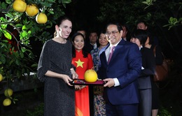 Hai Thủ tướng Việt Nam và New Zealand thăm Nhà sàn Bác Hồ