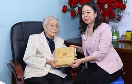 Phó Chủ tịch nước Võ Thị Ánh Xuân thăm, tặng quà các nhà giáo lão thành
