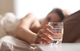 Lợi và hại của việc uống nước trước khi đi ngủ