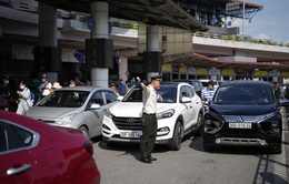 Kiên quyết xử lý vi phạm dừng đỗ xe ở sân bay Nội Bài