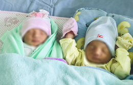 2 bé trai song sinh chào đời, có 1 bé vẫn còn nguyên trong bọc ối