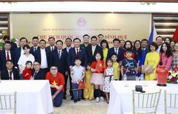 Chủ tịch Quốc hội Vương Đình Huệ gặp gỡ cán bộ Đại sứ quán Việt Nam tại Philippines