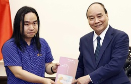 Chủ tịch nước Nguyễn Xuân Phúc gặp tài năng văn học trẻ Nguyễn Bình