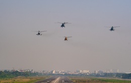 Máy bay Su-30MK2 và trực thăng phối hợp thao diễn trên bầu trời Hà Nội