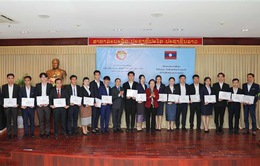 Hội Khuyến học Việt Nam trao 200 suất học bổng cho du học sinh Lào