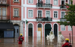 Mưa lớn, lũ lụt tàn phá Bồ Đào Nha, người dân “cố thủ” trong nhà