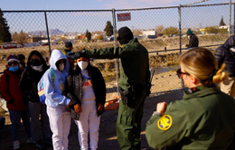 Mỹ tạm dừng dỡ bỏ các hạn chế biên giới do COVID-19 đối với người di cư