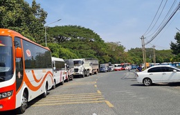 Ô tô xếp hàng dài hơn 2 km chờ đăng kiểm ở Đồng Nai