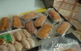 Phát hiện đầu nậu chuyên cung cấp thực phẩm đông lạnh "bẩn" cho quán ăn tại Hà Nội